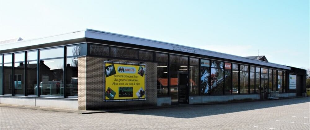 De winkel van Mols Tuinmachines aan De Lange Beemdens in Wessem